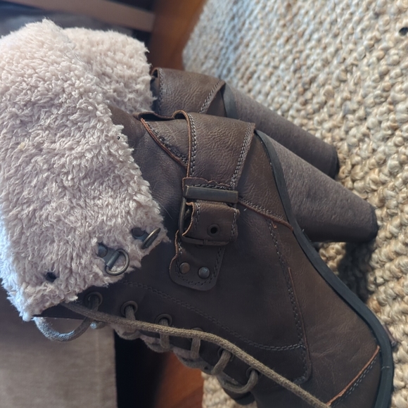 Brown Heel Boots w/ Faux fur lining size 8.5 - Picture 2 of 7